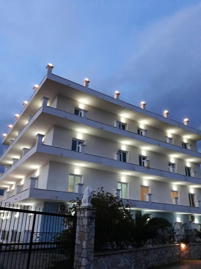 Mihalis Apartments Himarë Dış mekan fotoğraf