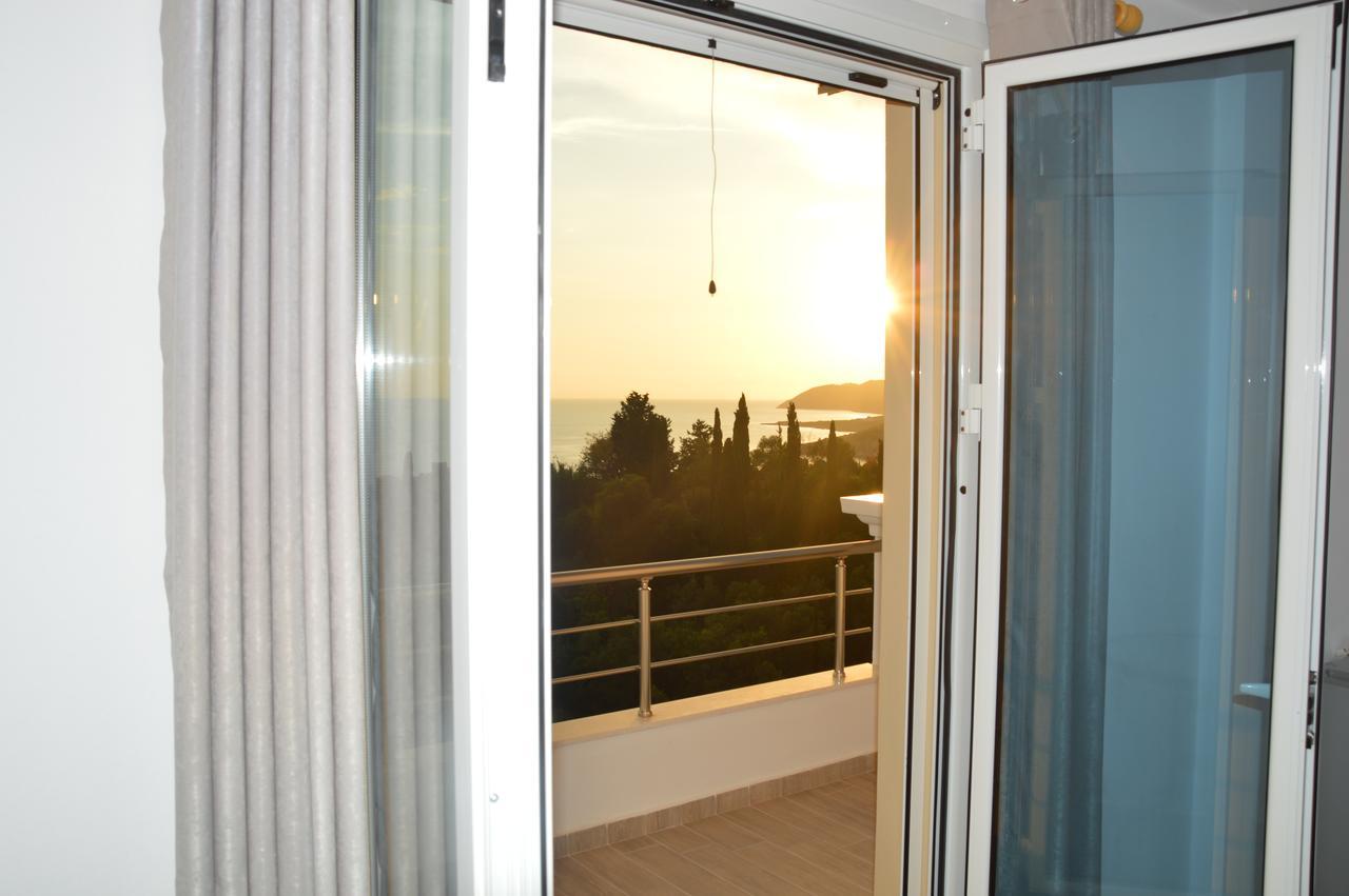 Mihalis Apartments Himarë Dış mekan fotoğraf