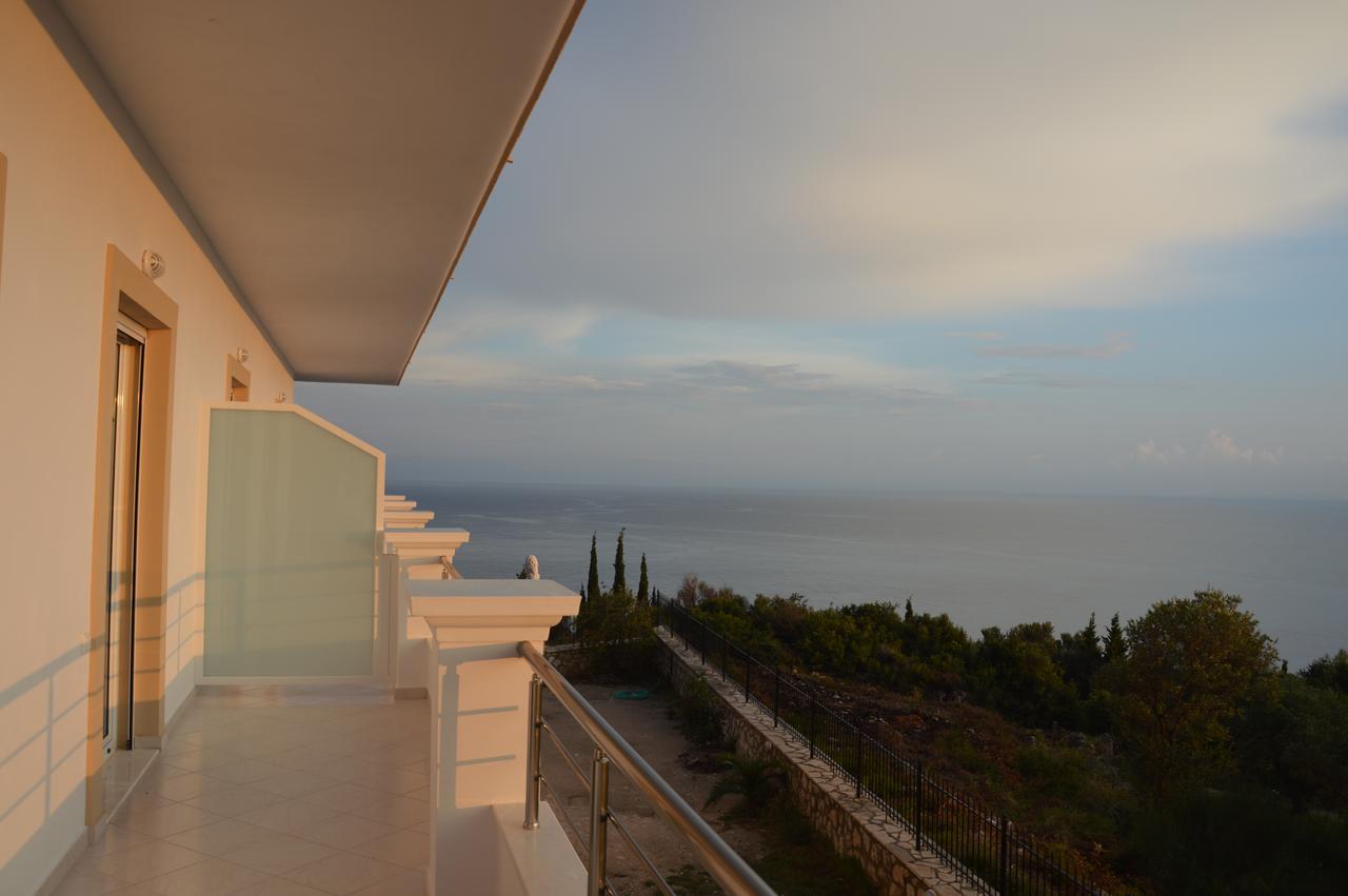 Mihalis Apartments Himarë Dış mekan fotoğraf