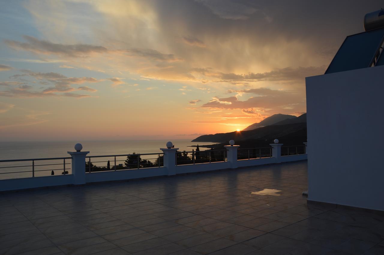 Mihalis Apartments Himarë Dış mekan fotoğraf